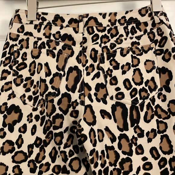 Chico’s ankle zip front NWOT 00=2/4
Leopard print stretch pants.Soft, Never worn - Picture 5 of 6